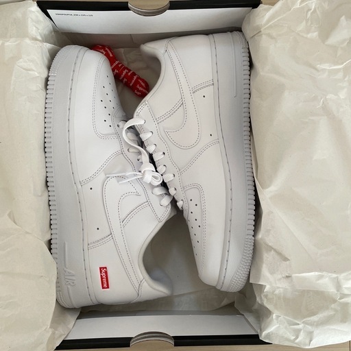 SupremeとNikeのコラボ、ホワイトのエアフォース1 Low  28センチ　新品、未使用。