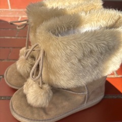 ポンポン付きブーツ
の画像