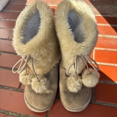 ポンポン付きブーツ
の画像