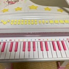 ハローキティーのおもちゃのピアノの画像