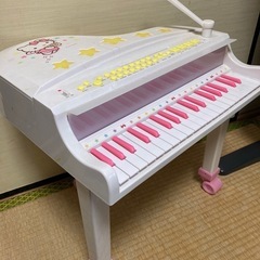 ハローキティーのおもちゃのピアノの画像