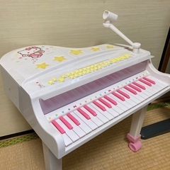 ハローキティーのおもちゃのピアノの画像