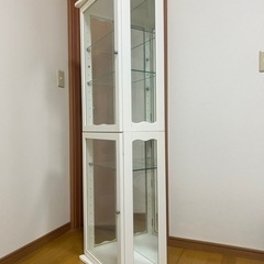 ホワイトの背面がミラーになったコレクションケース棚