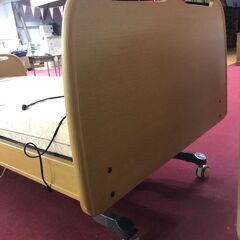 中古品！作動確認済　電動ベッド　細かい傷あり　便利なキャスター付き　KOIZUMI製の画像
