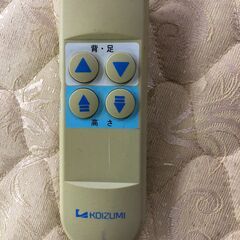 中古品！作動確認済　電動ベッド　細かい傷あり　便利なキャスター付き　KOIZUMI製の画像