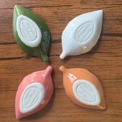 葉っぱの形の小皿の画像
