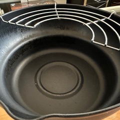 揚げ物用鍋とダイソー野菜カッター
の画像