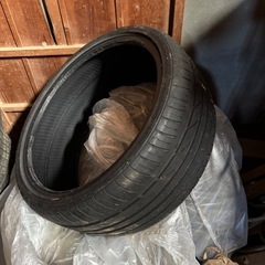 取引中　
19インチ　225/35R19 4本タイヤのみ　