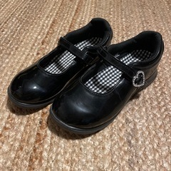 子ども　黒靴