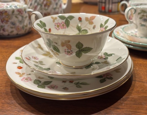 【急募！】ワイルド ストロベリー ティーカップ&ソーサー (リー)＋ウェッジウッド皿  ワイルドストロベリープレート2枚