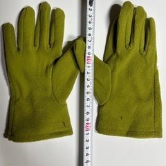 ☆中古未使用品レディースグリーン手袋秋冬物暖かい肌触り良好ふわふわ感ありの画像