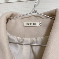 ベージュ ボタン付きロングコートの画像