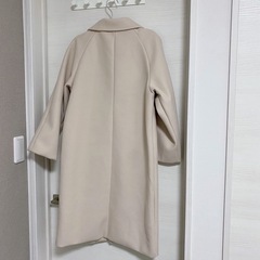 ベージュ ボタン付きロングコートの画像