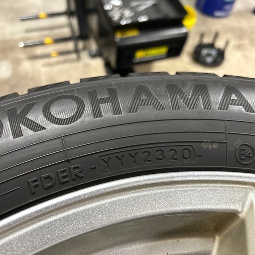 アルファード　215/60R17 ヨコハマスタッドレス　2020年製2本　2018年製2本　4本セット