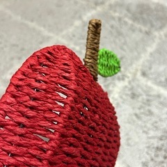 赤いリンゴ  編みカゴ  美品の画像