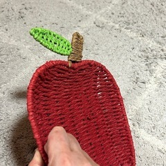 赤いリンゴ  編みカゴ  美品の画像