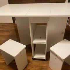 折りたたみ式机　椅子4つ付き
