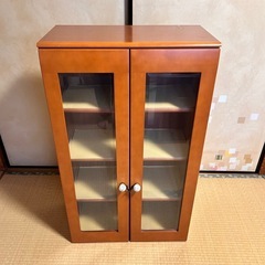 木製ガラス戸棚