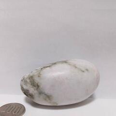 すぐにお渡しできます誰でも鳴らせる糸魚川翡翠の石笛(大)　220gBの画像