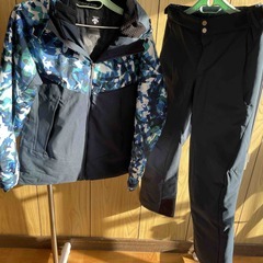 スキーウェア　DESCENTE