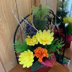 値下げ❗️★陶器の鉢入れに造花で飾った物です★の画像
