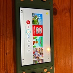 ターコイズのNintendo Switch Lite、本体とACアダプター付き。