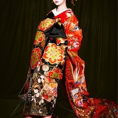 豪華な紅の色打掛 正絹 金彩 刺繍 鳳凰 花嫁衣装 婚礼 和装結婚式 花魁 成人式
の画像