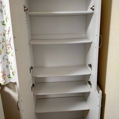 オフホワイト　本棚（扉あり）の画像