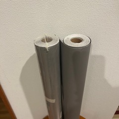 グレーの壁紙ロール2本セットの画像