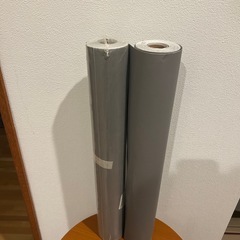グレーの壁紙ロール2本セットの画像