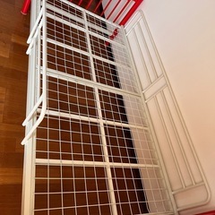 白と赤の金属フレームベッド（シングル)の画像