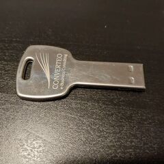 小さくてエレガントな鍵型 8 Gb USB キー - 新製品