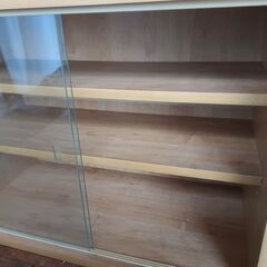 ミニ食器棚◆3段◆ガラス引き戸付き◆コンパクトで使いやすい！の画像