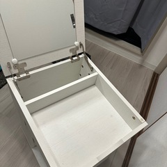 シンプルな化粧台の画像