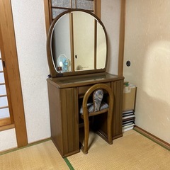 アンティーク調ドレッサー・鏡台（丸型ミラー、椅子付き）