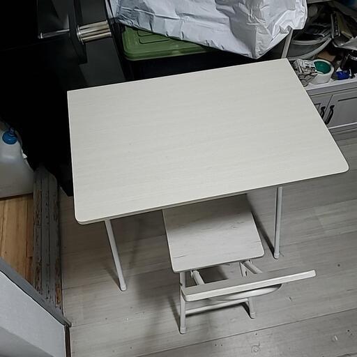 【取引予定】値下げ⤵️1人用の折り畳みテーブルと椅子セット