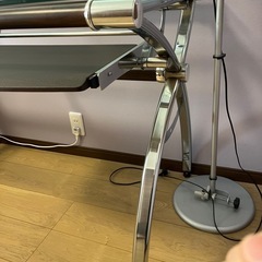 ガラスパソコンデスクの画像