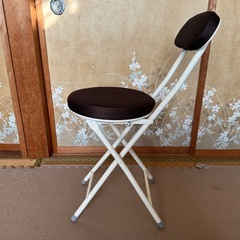 折りたたみ椅子の画像