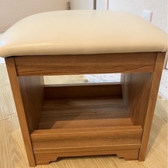 鏡台の椅子の画像