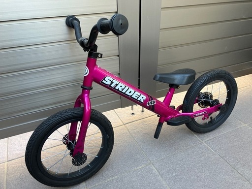 屋内保管:STRIDER 14X ピンク キッズスポーツバイクスタンド&ベル付