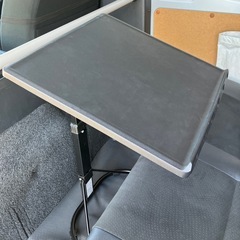 高さと角度の調整機能付き、便利な折りたたみマルチテーブル！の画像