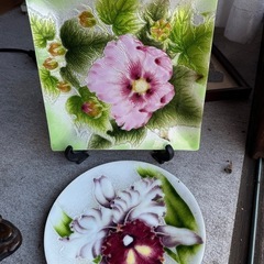 美しいお花の金属製のお皿の画像