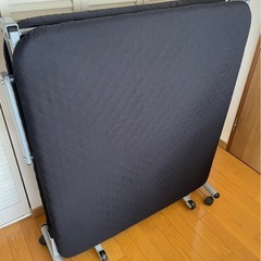 折りたたみベッドの画像
