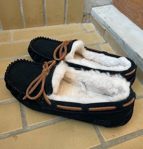 10% off!  UGGの黒い女性用モカシン (UGG's black women's mocassins)