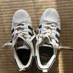 値引adidasスニーカーの画像