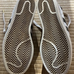 値引adidasスニーカーの画像