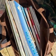 チャイルドシートと絵本の画像