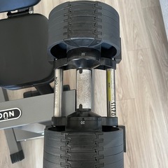 ダンベル、ダンベルスタンド、ベンチ、ダンベルマットのセット の画像