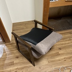 肘掛けつき座椅子の画像