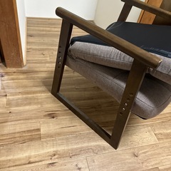 肘掛けつき座椅子の画像